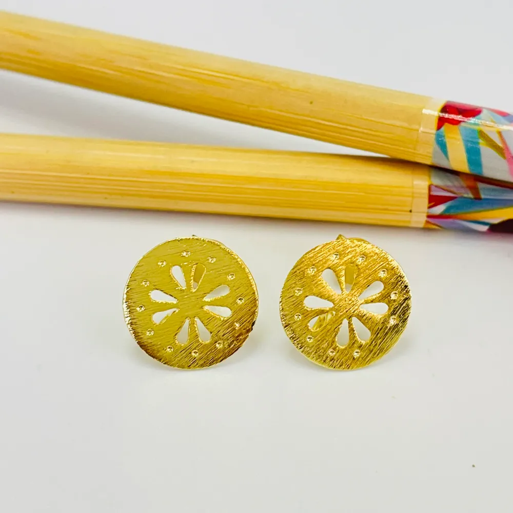 BO91 Base Aro Calada Lijada Flor 8 pétalos central calada y borde con puntos estampados diá. 13 mm Espesor 0.8 mm Argolla...
