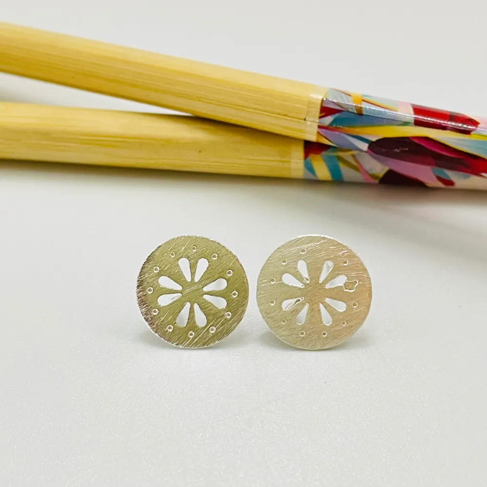 BP91 Base Aro Calada Lijada Flor 8 pétalos central calada y borde con puntos estampados diá. 13 mm Espesor 0.8 mm Argolla...