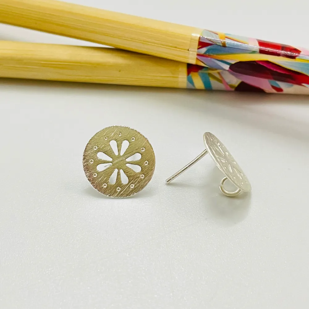 BP91 Base Aro Calada Lijada Flor 8 pétalos central calada y borde con puntos estampados diá. 13 mm Espesor 0.8 mm Argolla...