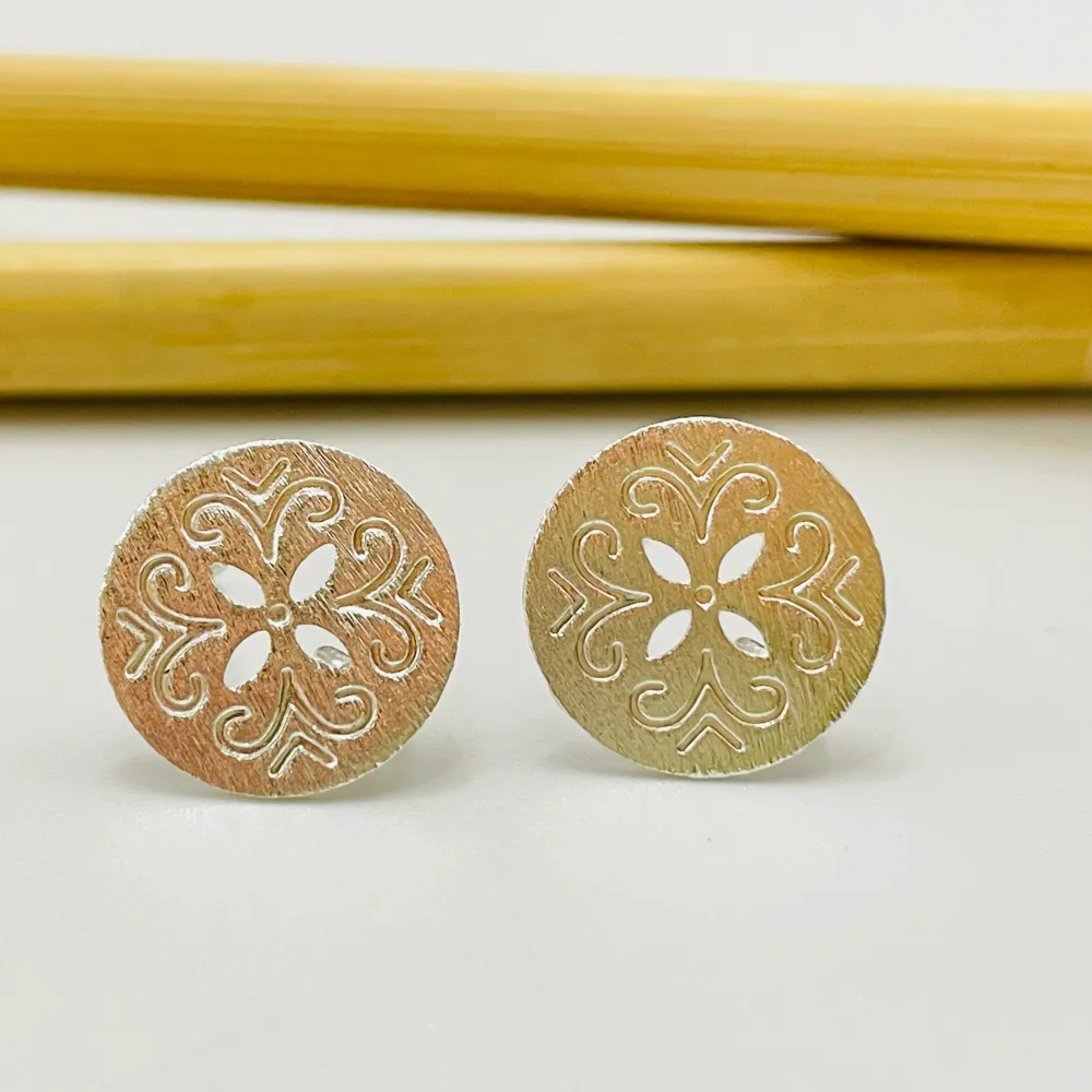 BP96 Base Aro Calada Lijada Tipo Stgo. Figuras caladas y estampadas diá. 13 mm Espesor 0.8 mm Argolla Posterior Base de Ar...