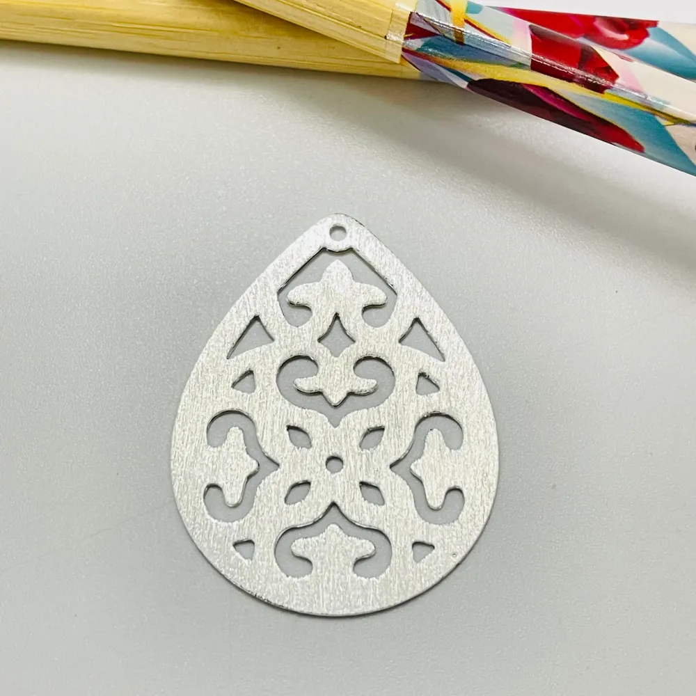 FP1091 Colgante Figura Calada Lijada tipo Gota 38 x 28 mm Espesor 0.8 mm Figura Baño Plata 100002