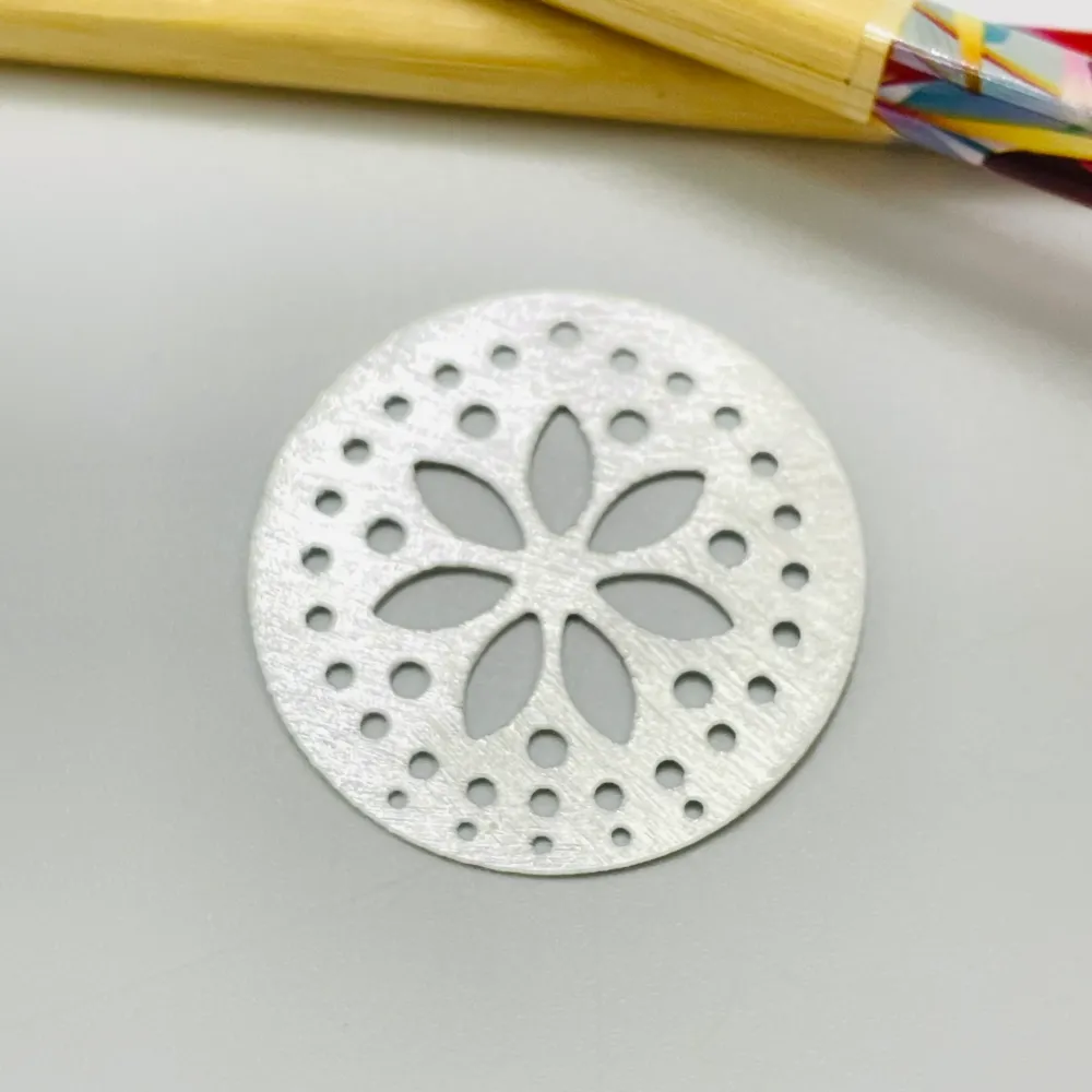 FP1094 Colgante Figura Calada Lijada Flor 7 pétalos central y puntos calados diá. 35 mm Espesor 0.8 mm Figura Baño Plata 1...