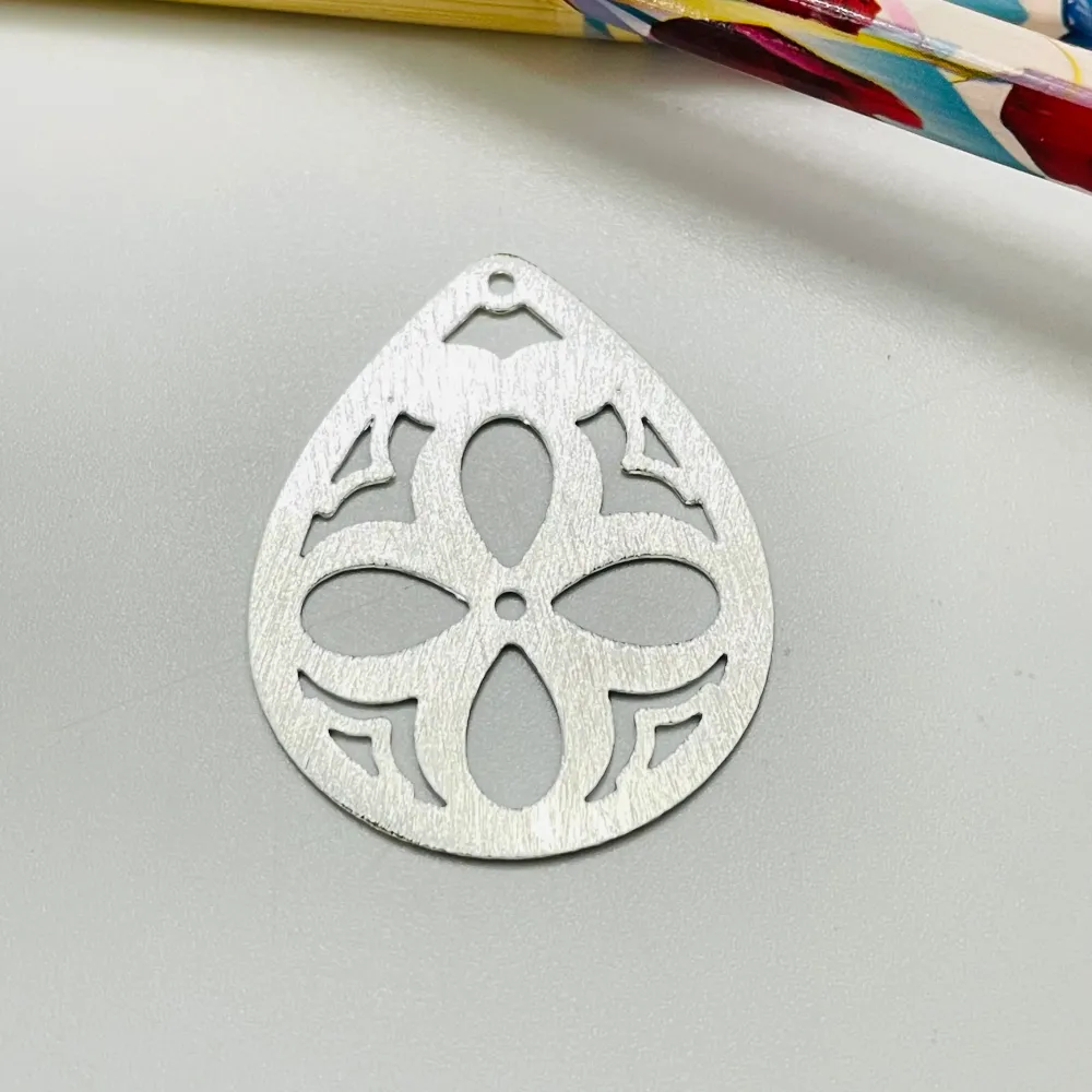 FP1096 Colgante Figura Calada Lijada Tipo Gota Flor 4 pétalos calada central 38 x 30 mm Espesor 0.8 mm Figura Baño Plata 1...