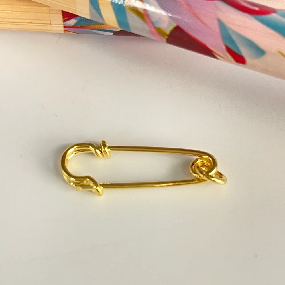 AO141 Alfiler de Gancho 20x6 mm con 1 argollita Accesorio Baño Oro 100007