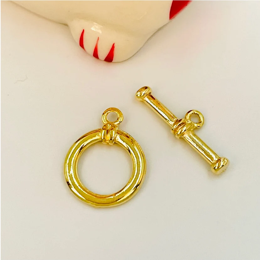 AO105 Broche OT con detalle Argolla Dia. 15 mm Palito 23 mm Accesorio Baño Oro 100013