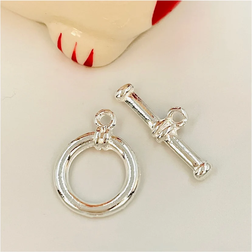 AP105 Broche OT con detalle Argolla Dia. 15 mm Palito 23 mm Accesorio Baño Plata 100013