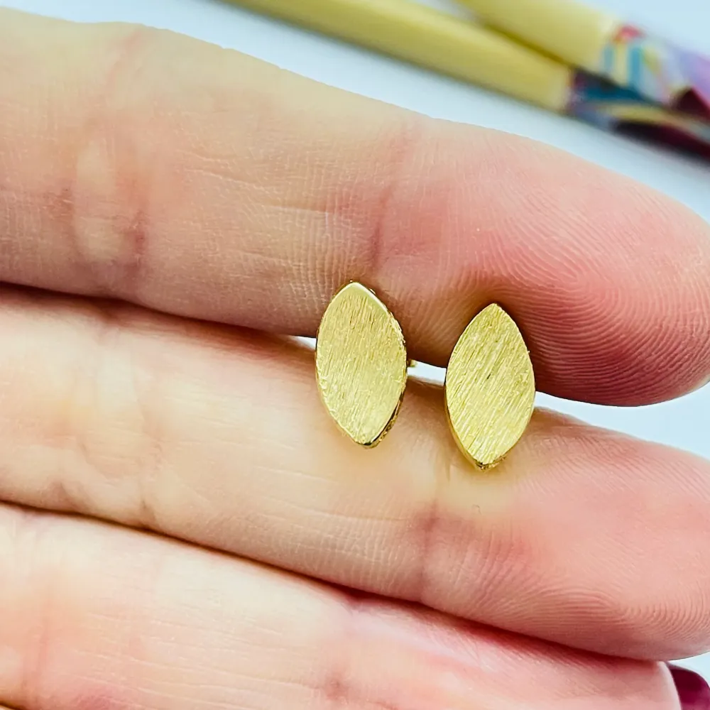 BO110 Base de Aro Ovalada levemente cóncava Lijada argolla posterior 11 x 6 mm Espesor 1.2 mm Base de Aro Baño Oro 100013
