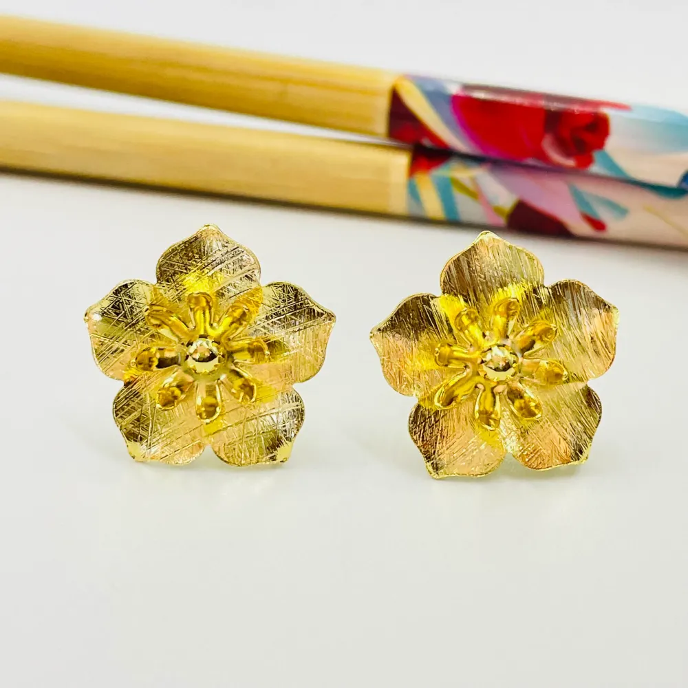BO115 Base de Aro Flor 5 Pétalos Estambres Lijada Argolla Posterior 20 mm Espesor 0.8 mm Base de Aro Baño Oro 100013