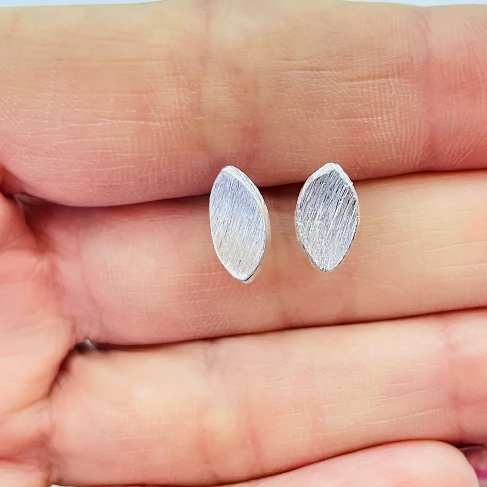 BP110 Base de Aro Ovalada levemente cóncava Lijada argolla posterior 11 x 6 mm Espesor 1.2 mm Base de Aro Baño Plata 100013