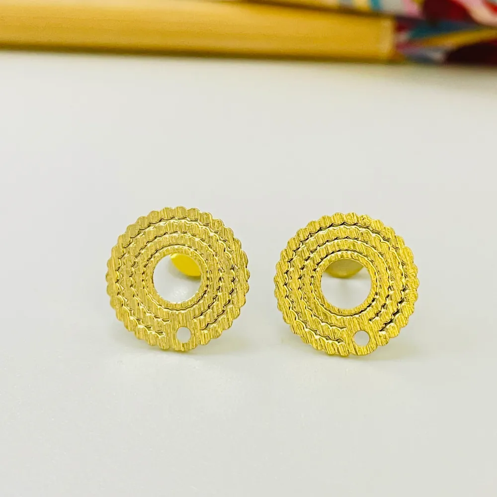 BO99 Base Lijada Estampada y abertura central diá. 12 mm más perforación inferior Espesor 0.8 mm Base de Aro Baño Oro 100015