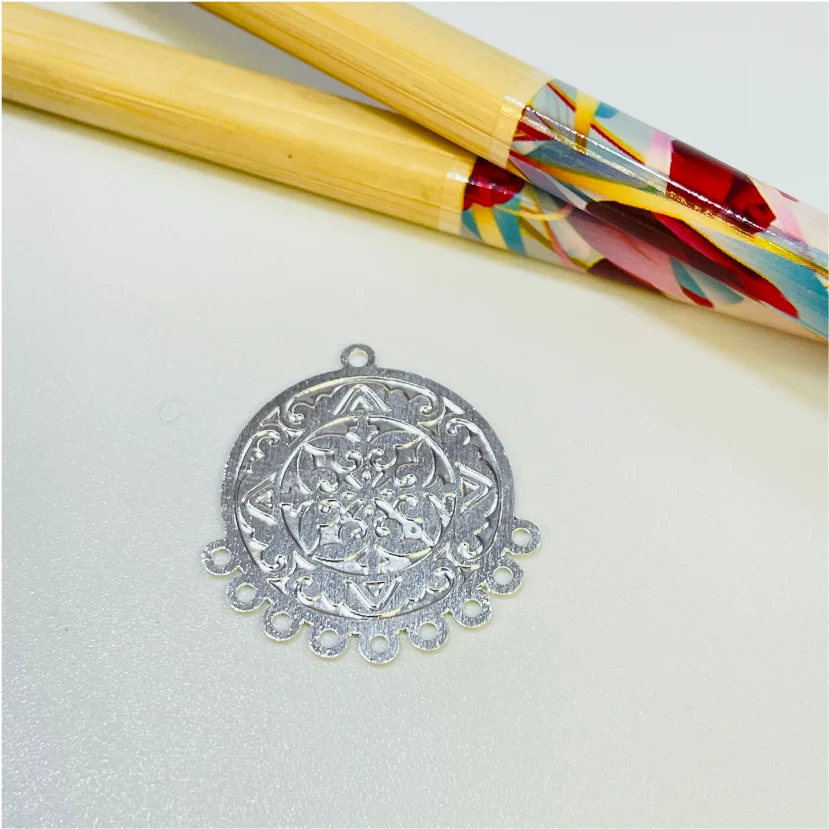 FP1011 Figura mandala estampada en relieve 9 argollitas abajo dia 21 mm mas argollitas Figura Baño Plata 100015