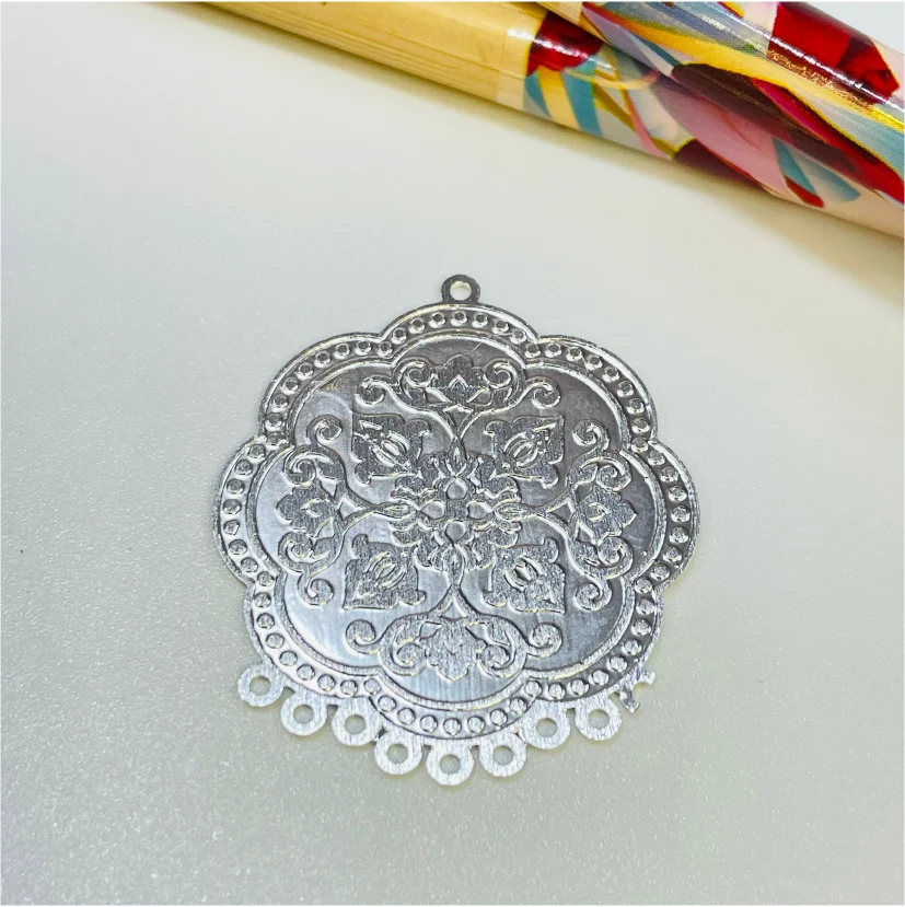 FP1013 Figura mandala redonda irregular estampada en relieve 9 argollitas abajo dia 28 mm mas argollitas Figura Baño Plata...