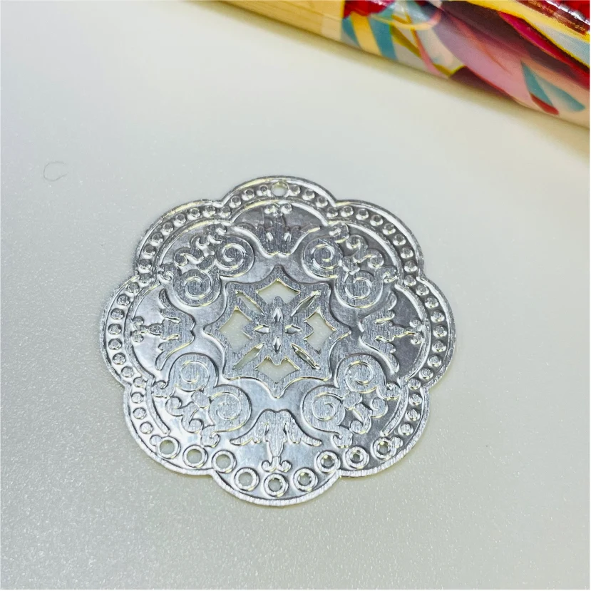 FP1014 Figura mandala redonda irregular estampada en relieve 9 perforaciones dia 28 mm Figura Baño Plata 100015