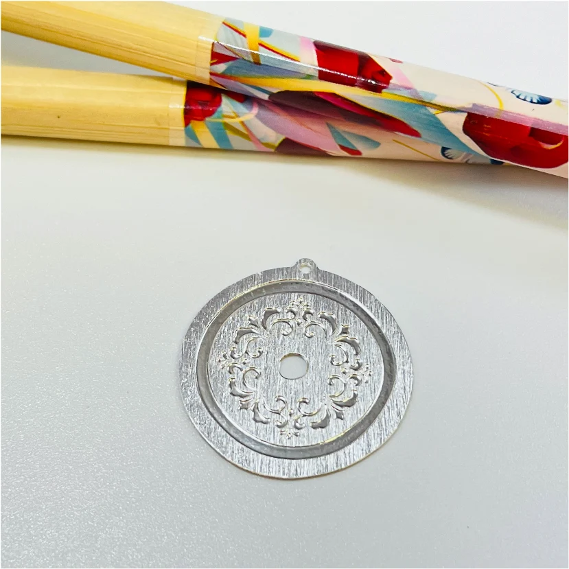 FP1015 Figura mandala redonda estampada perforación central 25 mm Figura Baño Plata 100015