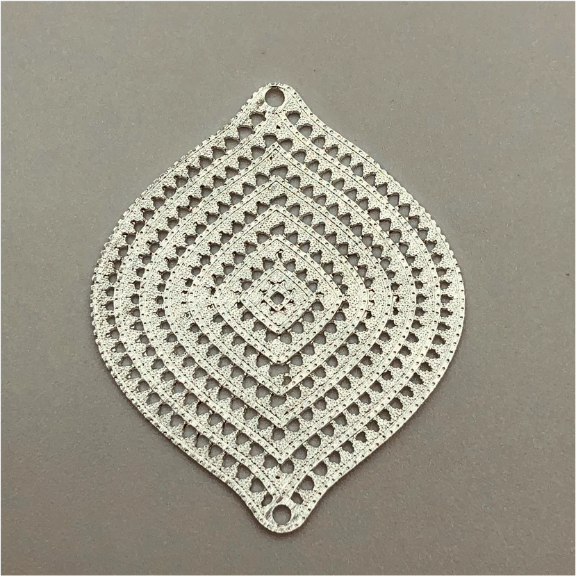 FP170 Figura Ovalada Irregular Calada Lijada 36 x 31 mm 1 perforación superior e inferior Figura Baño Plata 100015