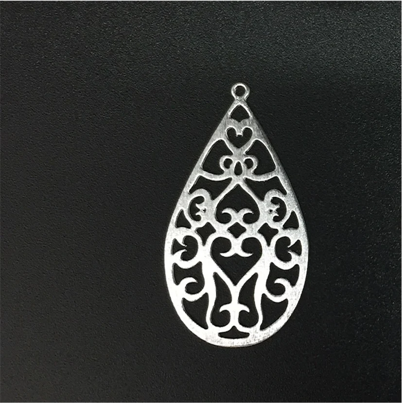 FP181 Figura Lijada Calada L Diseño Gótico Forma Gota 42 x 23 mm Espesor 0.8 mm Figura Baño Plata 100015