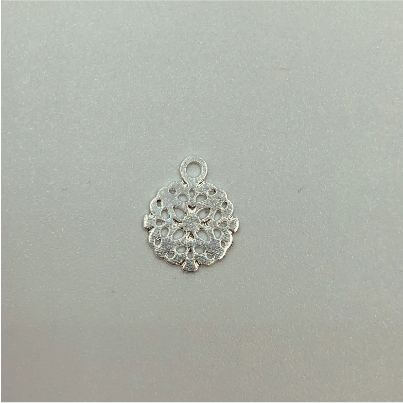 FP197 Figura Lijada Calada forma redonda bordes irregulares 10 x 12 mm más argolla Espesor 0.6 mm Figura Baño Plata 100015