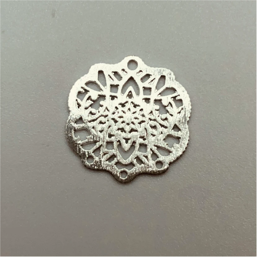 FP207 Figura Calada 15 x 16 mm 3 perforaciones inferiores Figura Baño Plata 100015