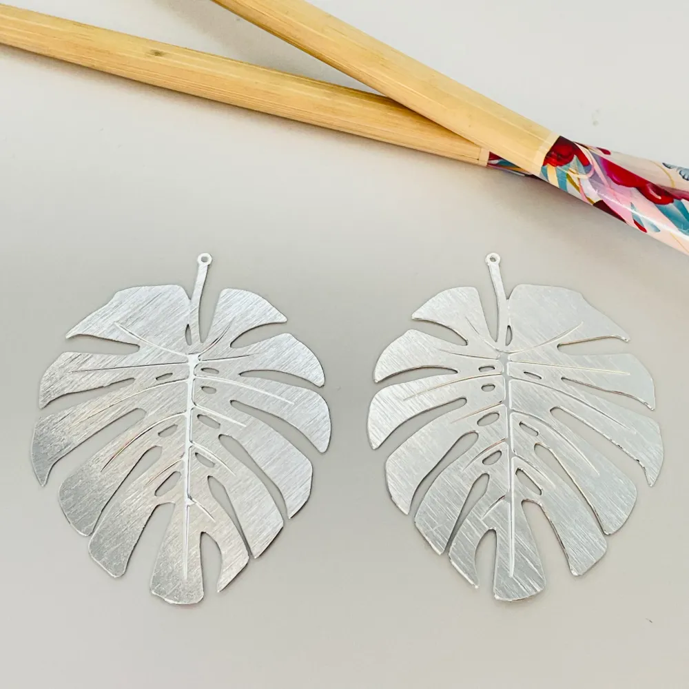 FP315 Figura Calada Monstera XL 58 x 46 mm Espesor 0.8 mm Figura Baño Plata 100015