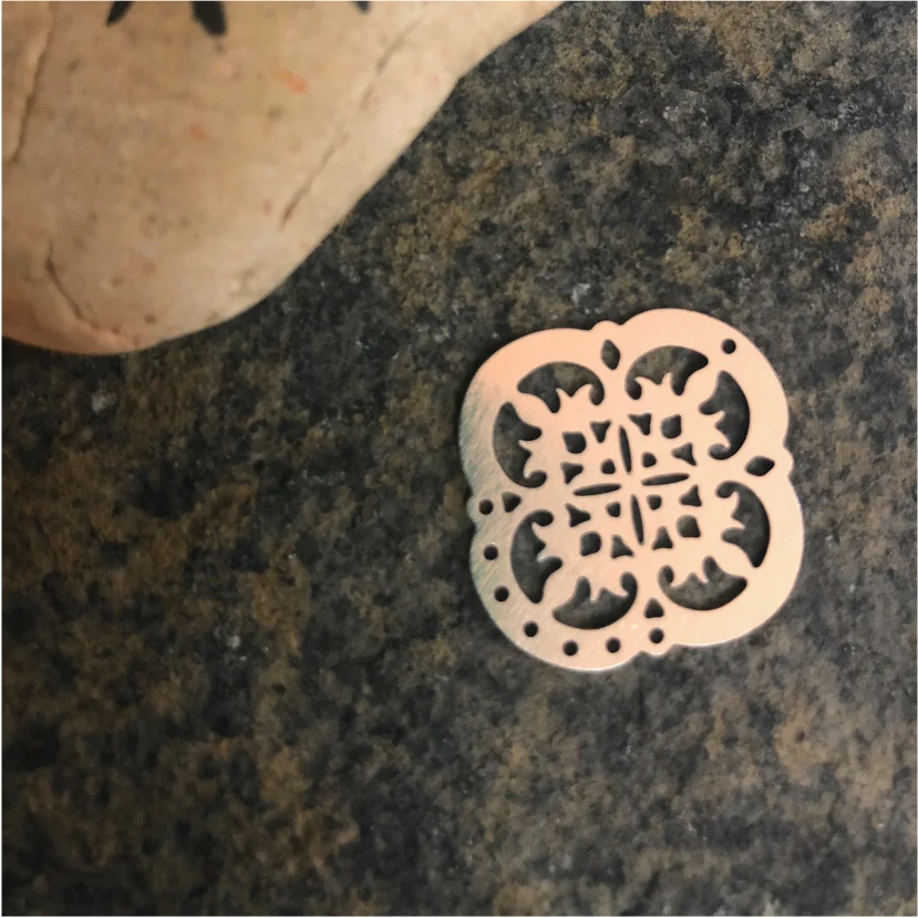 FP393 Figura Calada Lijada mandala 25 mm 7 perforaciones inferiores 1 perforación superior Espesor 0.8 mm Figura Baño Plat...