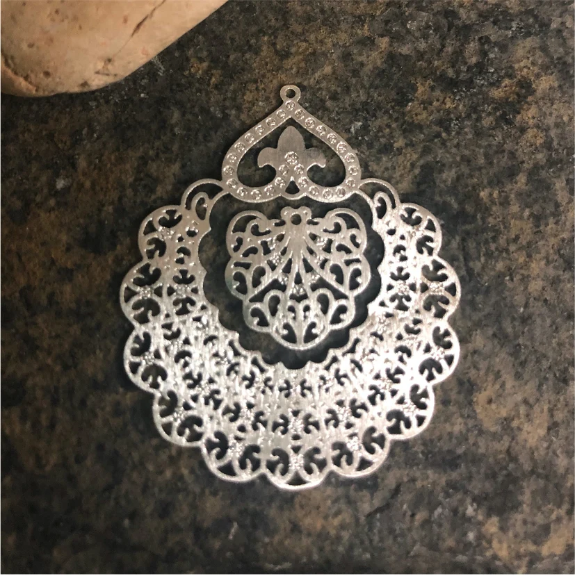 FP394 Figura Calada Gitana Balancín 35x40 mm Figura Baño Plata 100015