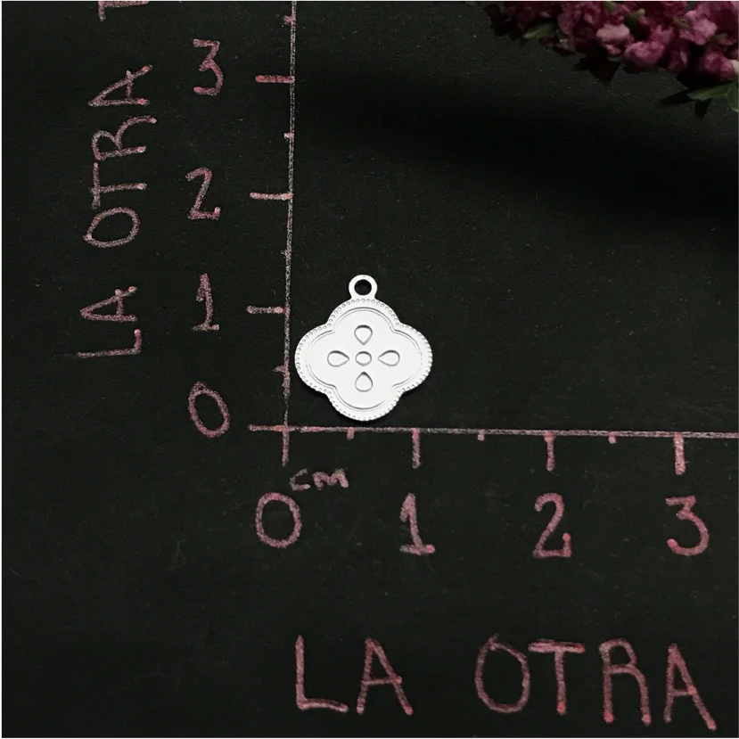 FP484 Trébol 4 Pétalos Estampada Figura Baño Plata 100015
