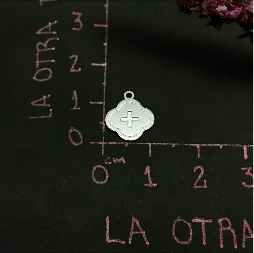 FP485 Trébol Cruz Estampada Figura Baño Plata 100015