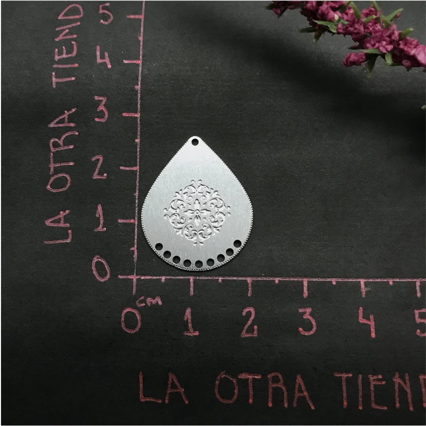 FP515 Gota Flor Rococó Borde Rutilado 9 Perforaciones 20 x 25 mm Figura Baño Plata 100015