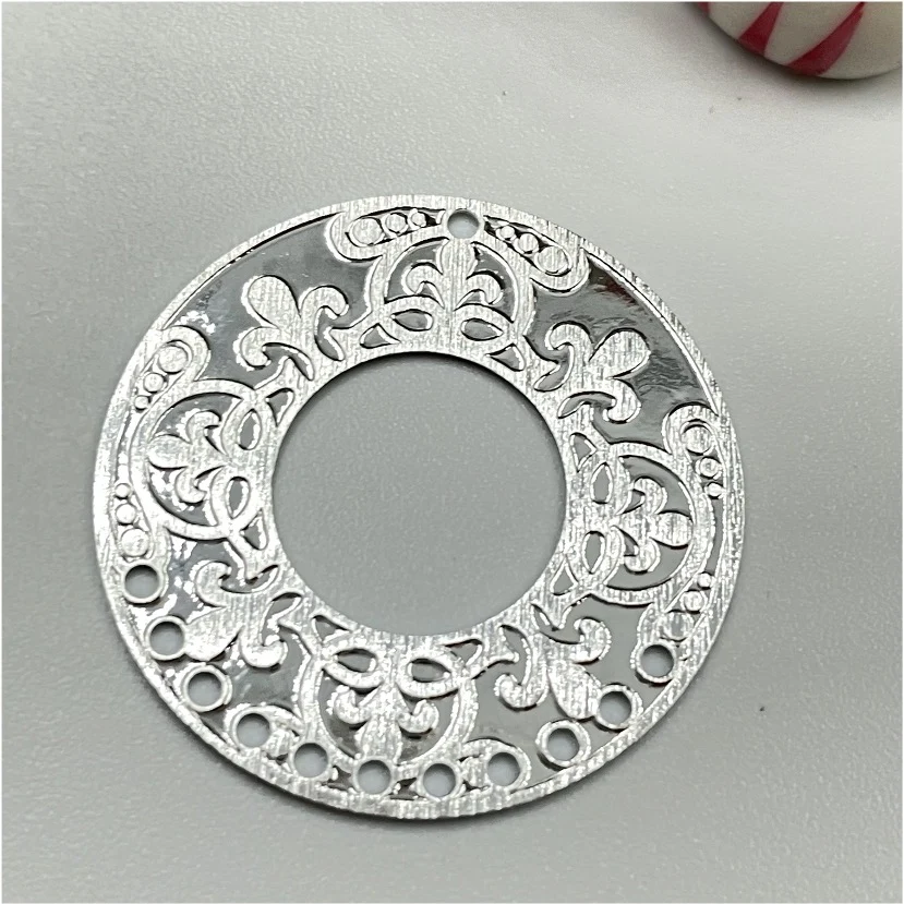 FP767 Mandala redonda flores de liz estampadas 11 perforaciones inferior 28 mm Figura Baño Plata 100015