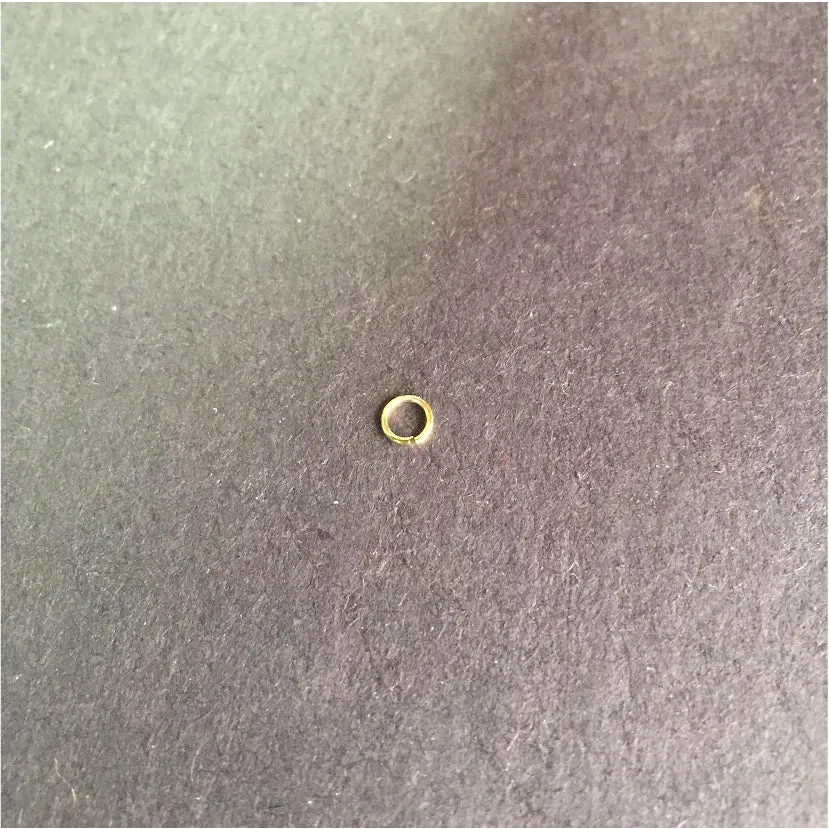 AO72 Argolla Diá. Externo 7 mm Diá. Interno 5 mm Espesor 1.2 mm Lijada Accesorio Baño Oro 100027