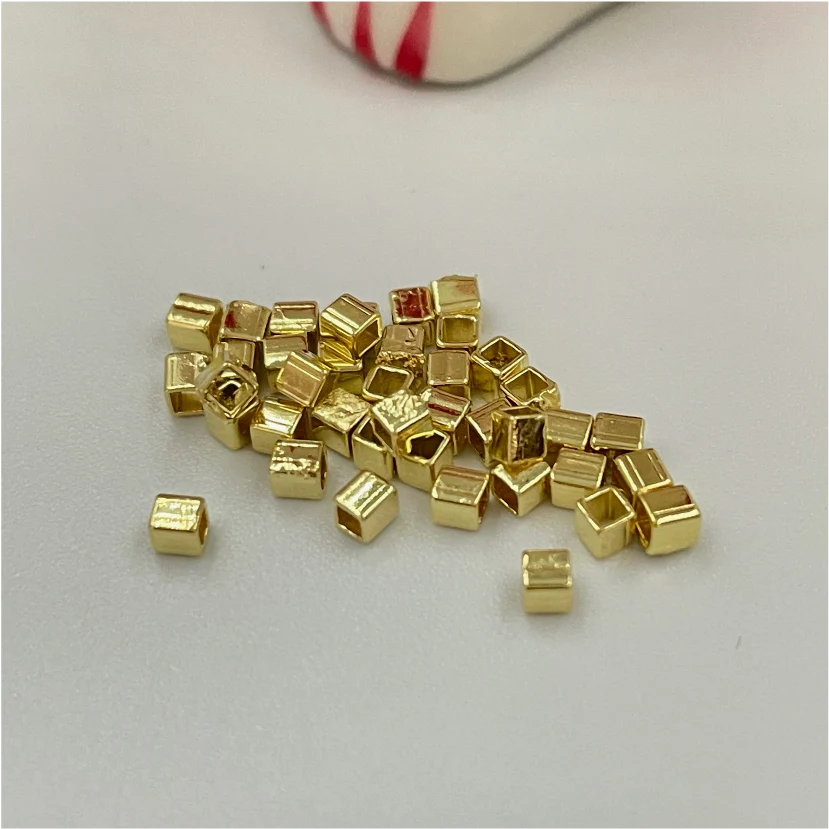 MO06 2x2 mm Cuadrado Liso Accesorio Baño Oro 100027