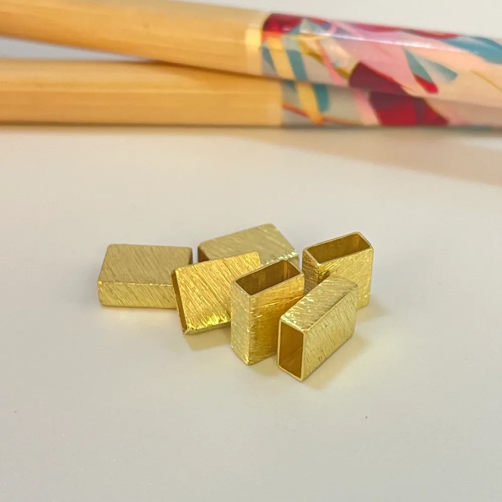 TO02 Tubo Rectángulo 8.2x6x3 mm Accesorio Baño Oro 100027