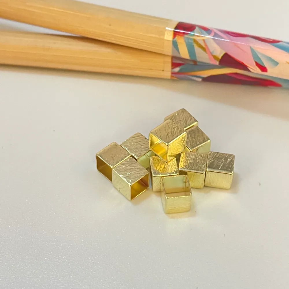 TO07 Tubo cuadrado Lijado 5x5 mm Accesorio Baño Oro 100027