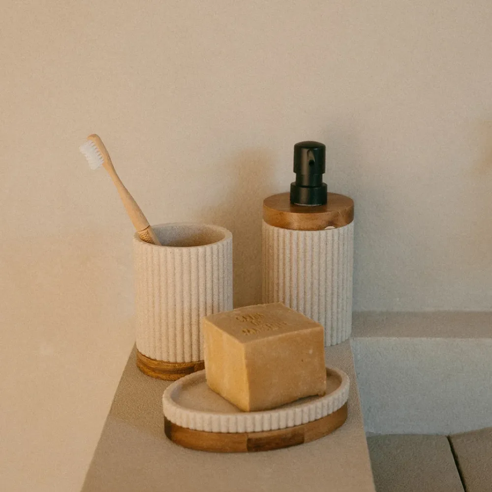 Dispensador de baño de madera y resina beige Andrea House