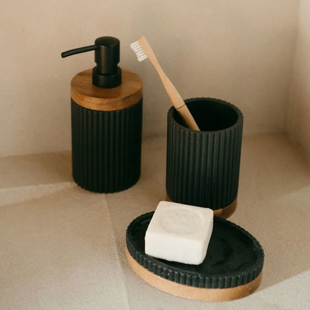 Dispensador de baño de madera y resina negro Andrea House