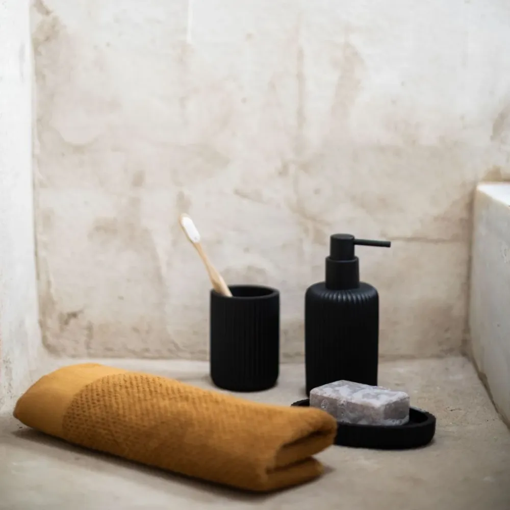 Dispensador negro mate de resina Andrea House