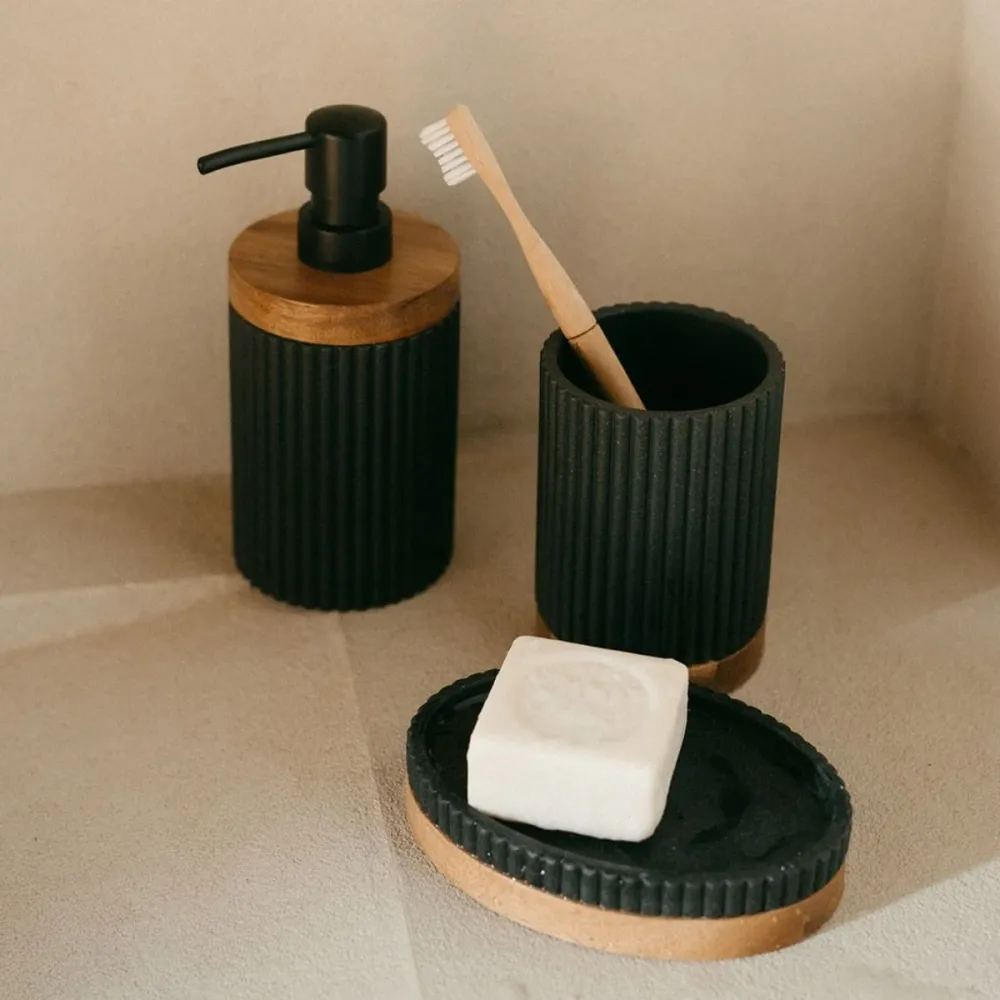 Jabonera de baño de madera y resina negra Andrea House