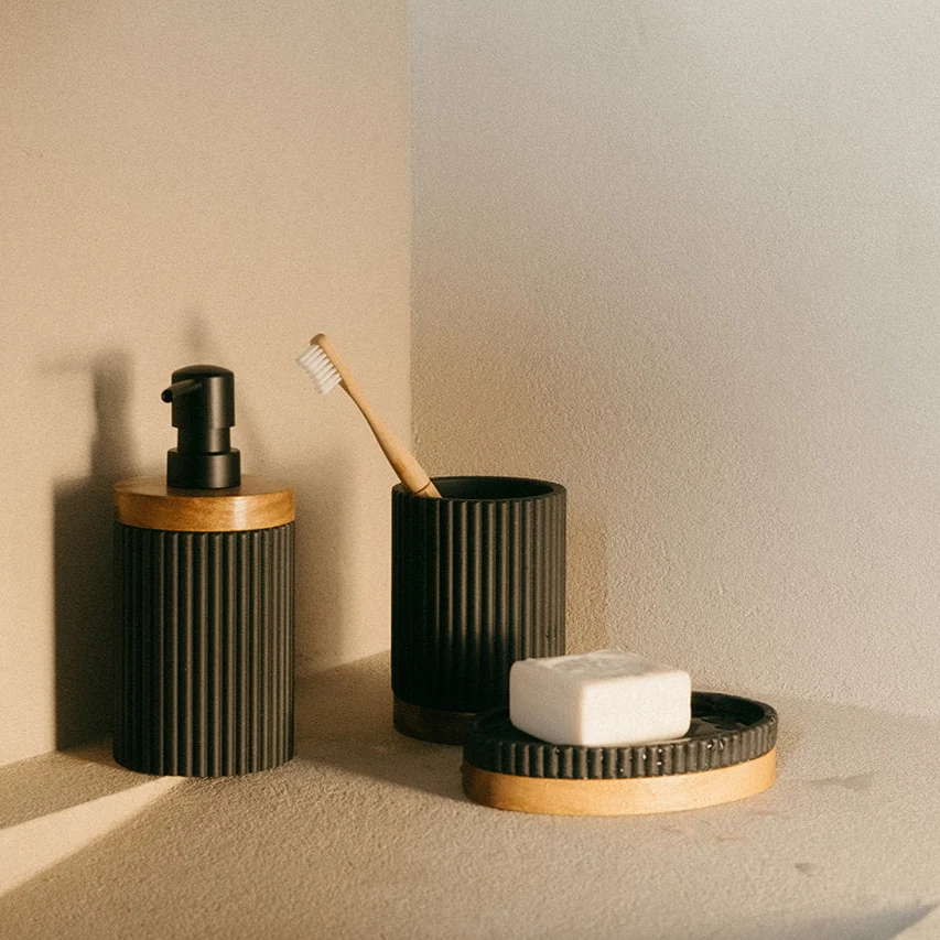 Portacepillos de baño de madera y resina negro Andrea House