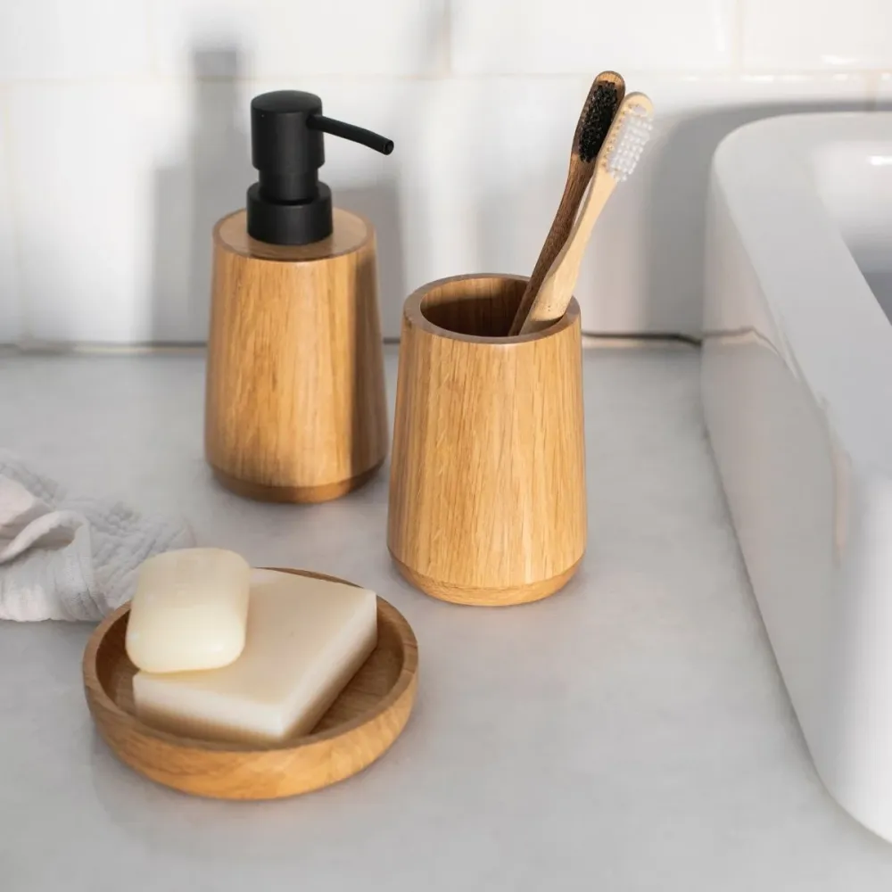 Portacepillos de baño de madera de roble marrón Andrea House