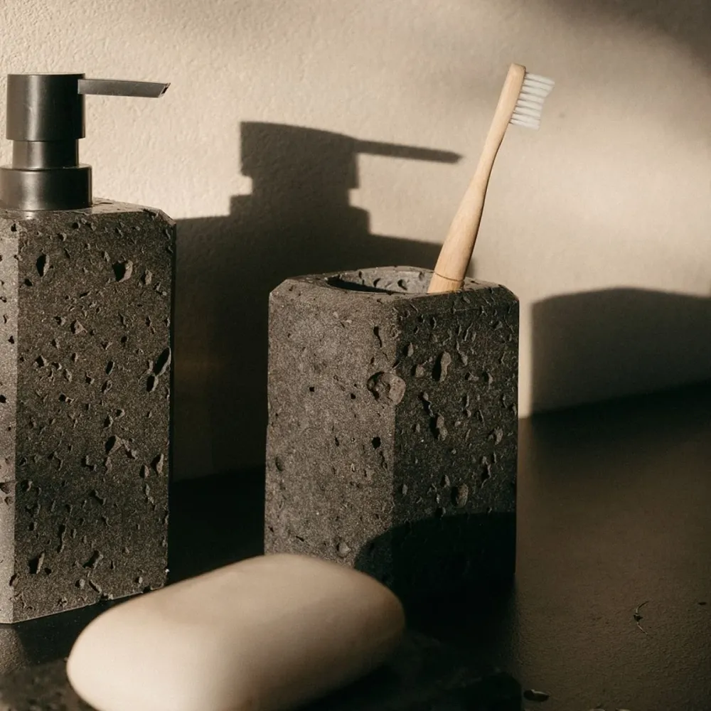 Portacepillos de baño de mármol travertino negro Andrea House