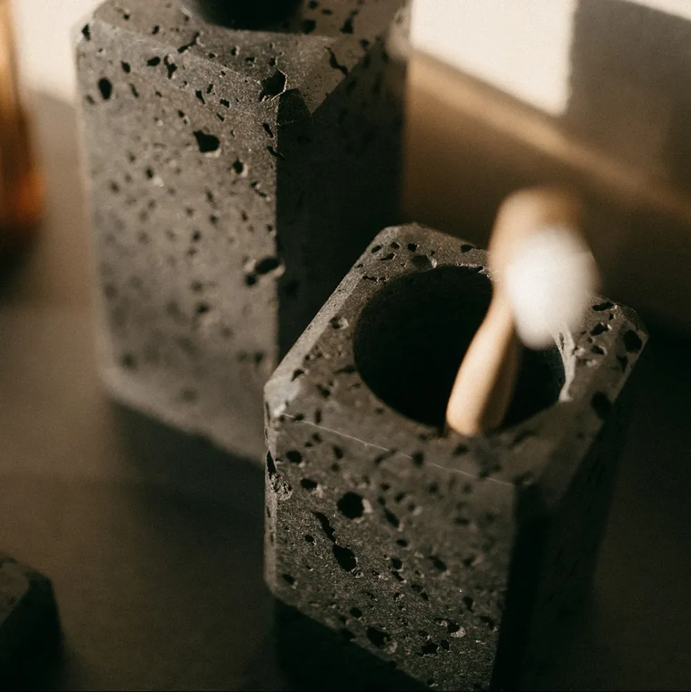 Portacepillos de baño de mármol travertino negro Andrea House