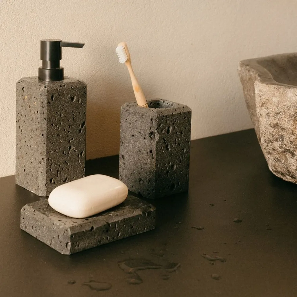 Portacepillos de baño de mármol travertino negro Andrea House