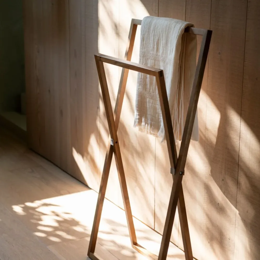 Toallero plegable de madera de acacia Andrea House