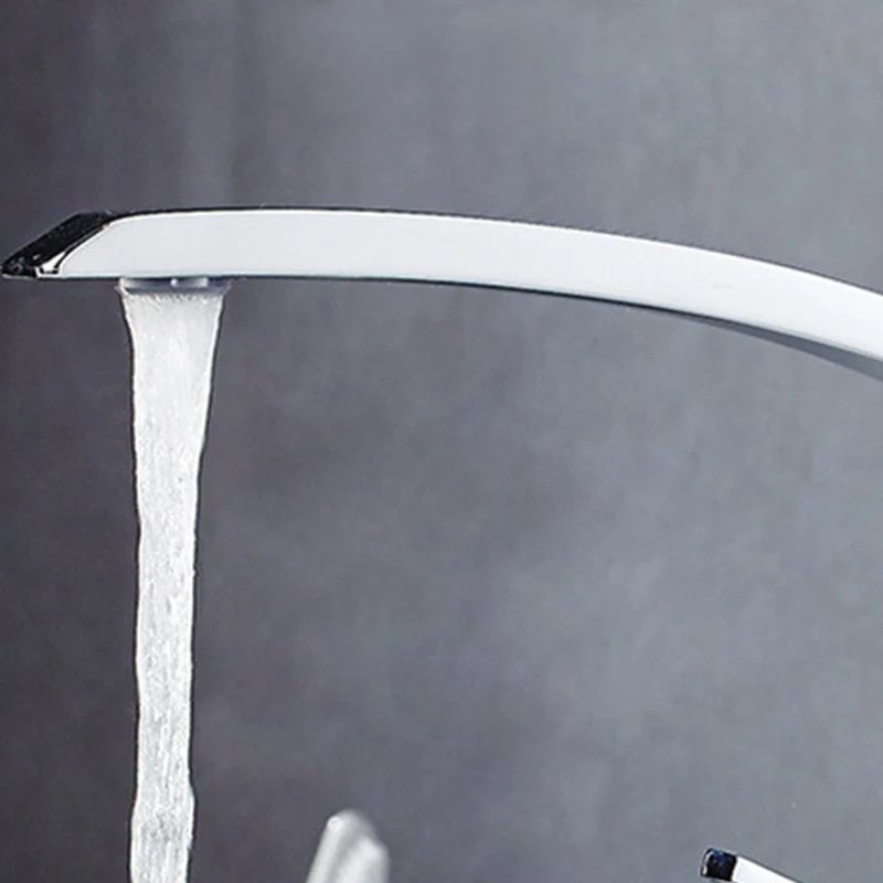 Grifo de baño de lujo ligero grifo de lavabo de un solo orificio con manija de palanca Clearhalo