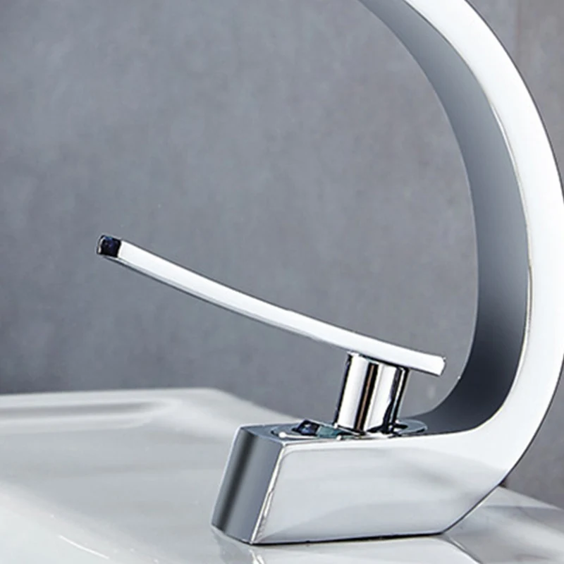 Grifo de baño de lujo ligero grifo de lavabo de un solo orificio con manija de palanca Clearhalo