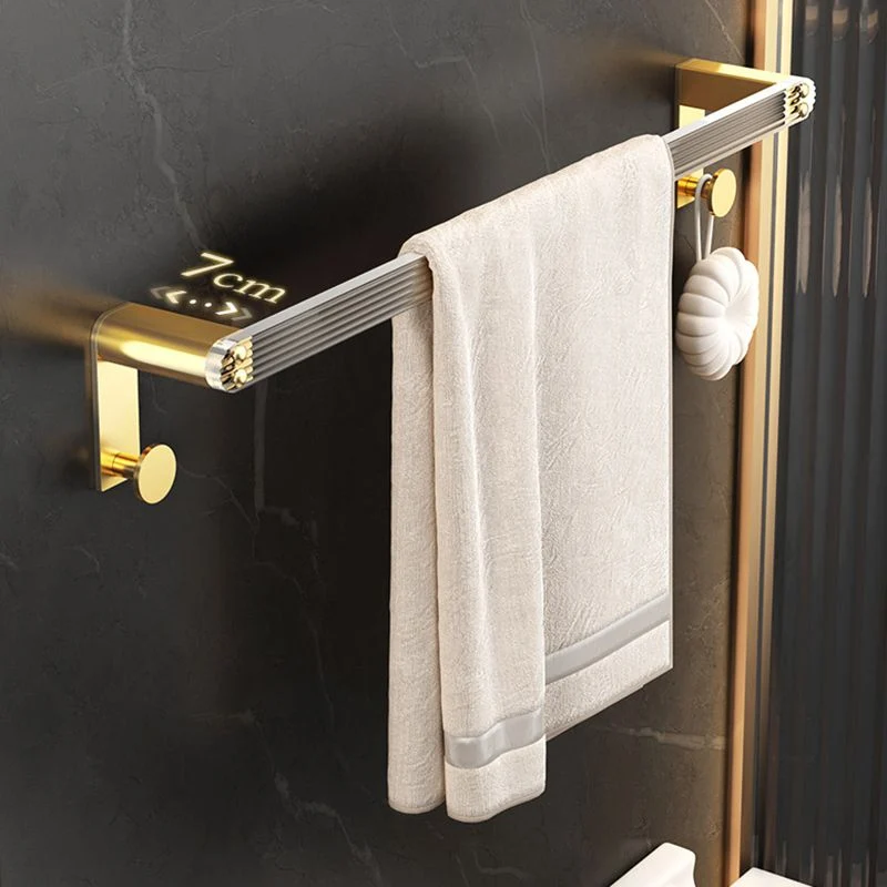 Juego de accesorios de baño en metal dorado y accesorios de baño acrílicos Clearhalo