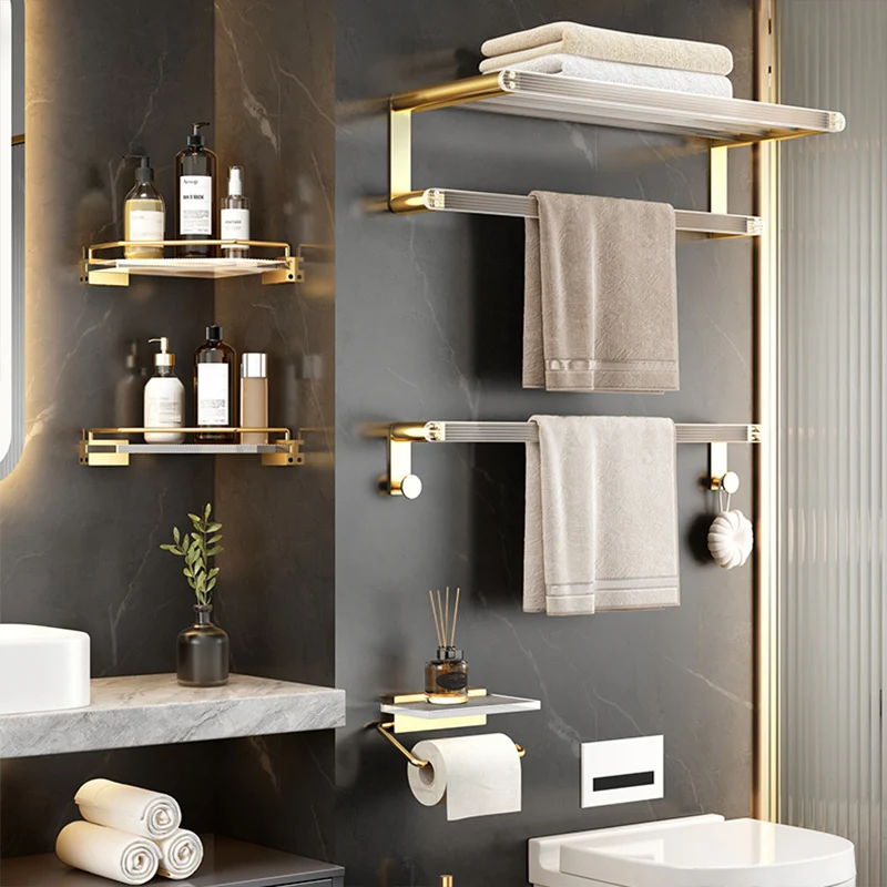 Juego de accesorios de baño en metal dorado y accesorios de baño acrílicos Clearhalo