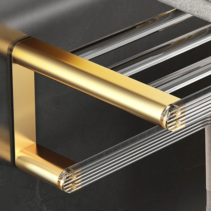 Juego de accesorios de baño en metal dorado y accesorios de baño acrílicos Clearhalo