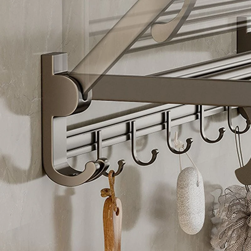 Juego de accesorios de baño moderno en gris con estante para baño, toallero, ganchos para bata y soporte para papel Clearhalo