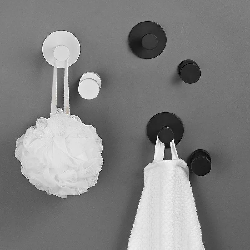 Juego de accesorios de baño moderno de 5 piezas, ganchos para batas en blanco y negro mate Clearhalo